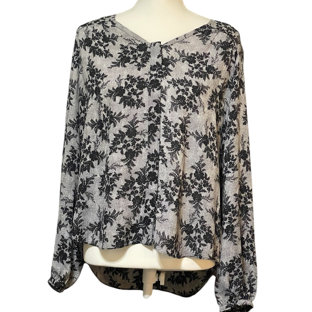 Vince Camuto Black/White Floral long sleeve button front blouse small